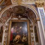  Sulle pareti laterali si aprono invece otto cappelle con raffinati altari ornati da splendidi dipinti del Finoglio